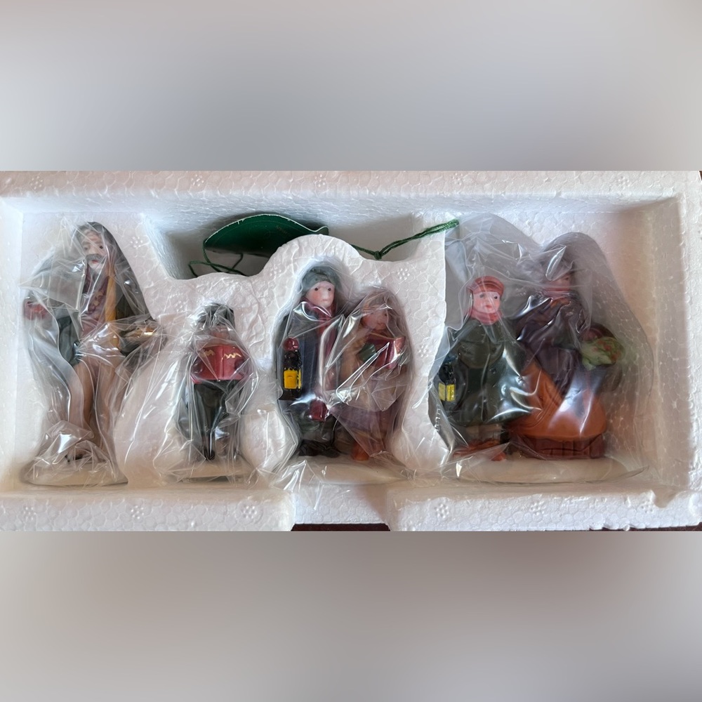 Dept 56 - The Heritage Village Collection “Carolers on the Doorstep” - set of 4